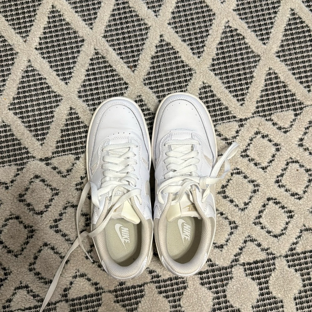 Nike gamma force sneakers in white womens size 7